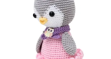 Pinguim com Vestido Rosa e Boina Lilás em Crochê Amigurumi