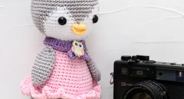 Pinguim com Vestido Rosa e Boina Lilás em Crochê Amigurumi