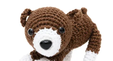 Mini Cachorro Marrom e Branco em Amigurumi