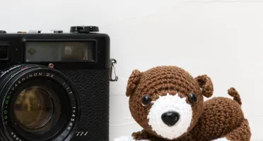 Mini Cachorro Marrom e Branco em Amigurumi