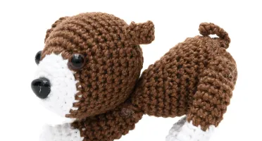 Mini Cachorro Marrom e Branco em Amigurumi