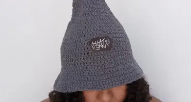 Chapéu de bruxa cinza básico