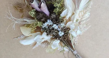 Arranjo com flores desidratadas - Marrom