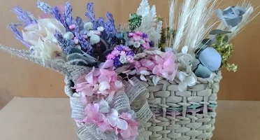 Sacolinha decorada com flores desidratadas