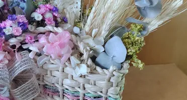 Sacolinha decorada com flores desidratadas