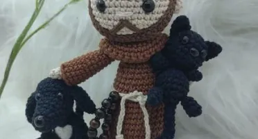 São Francisco de Assis Amigurumi com cachorrinho e gatinho