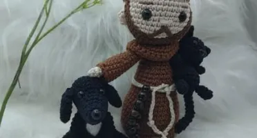 São Francisco de Assis Amigurumi com cachorrinho e gatinho