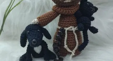 São Francisco de Assis Amigurumi com cachorrinho e gatinho