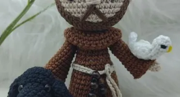 São Francisco de Assis Amigurumi com cachorrinho e gatinho