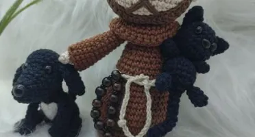 São Francisco de Assis Amigurumi com cachorrinho e gatinho
