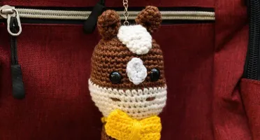 Chaveiro cavalo de gravata em amigurumi