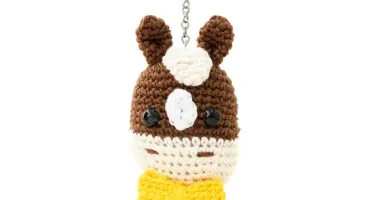 Chaveiro cavalo de gravata em amigurumi