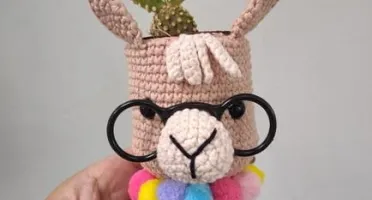 Cachepô para cactos e suculentas Lhama em crochê