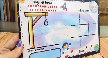 Lousa MDF Astronauta sem Alça e Jogos no Verso