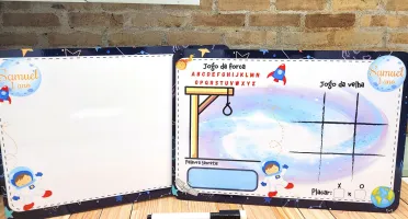 Lousa MDF Astronauta sem Alça e Jogos no Verso