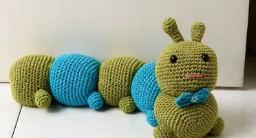 Centopéia peso de porta em amigurumi