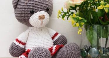 Ursa de Saia Vermelha em Amigurumi