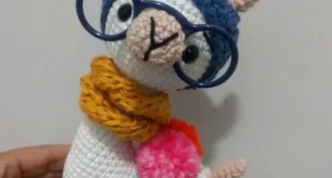Amigurumi Lhama em Crochê com cachecol em tricô