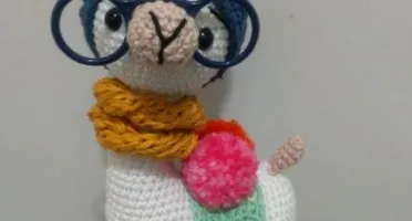 Amigurumi Lhama em Crochê com cachecol em tricô
