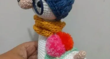 Amigurumi Lhama em Crochê com cachecol em tricô