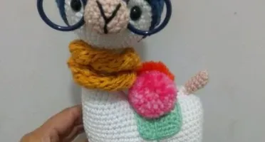 Amigurumi Lhama em Crochê com cachecol em tricô