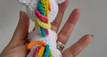 Mini unicórnio em crochê