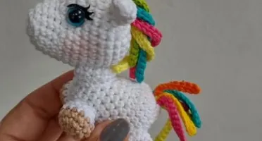 Mini unicórnio em crochê