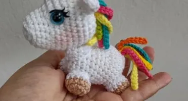 Mini unicórnio em crochê