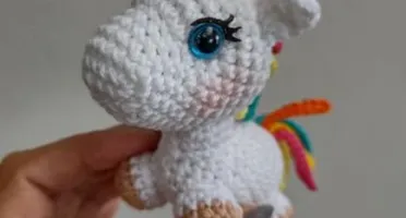 Mini unicórnio em crochê