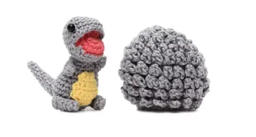 Ovo com filhote de dinossauro cinza em amigurumi