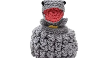 Ovo com filhote de dinossauro cinza em amigurumi