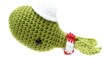 Mini Baleia Verde com Chapéu em Amigurumi
