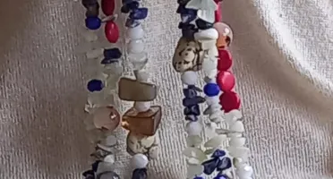 Colar de Três Voltas com Cristais e Pedras