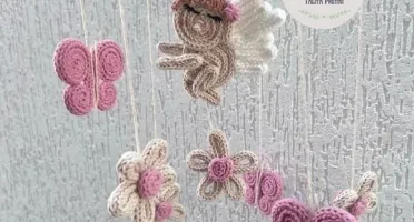 Móbile Flores, Borboletas e Anjo em Tricotin