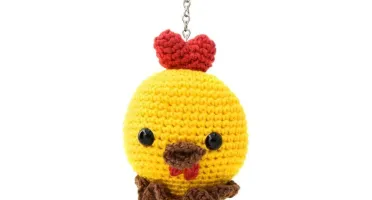 Chaveiro galinho amarelo em amigurumi