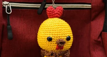 Chaveiro galinho amarelo em amigurumi