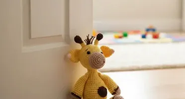 Girafinha Peso de Porta em Amigurumi