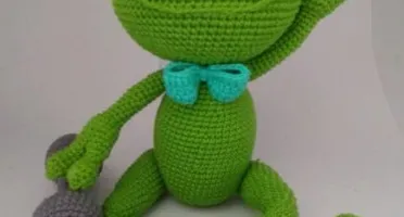 Amigurumi Sapo com alteres em Crochê