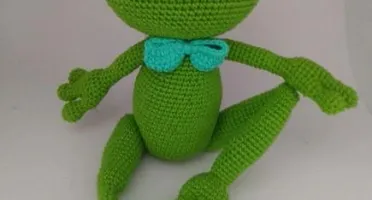 Amigurumi Sapo com alteres em Crochê