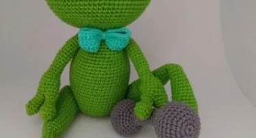 Amigurumi Sapo com alteres em Crochê