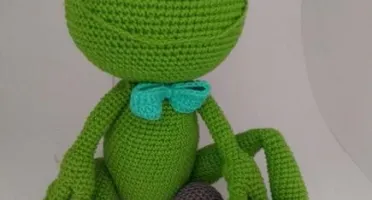 Amigurumi Sapo com alteres em Crochê