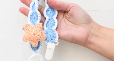 Prendedor de Chupeta Azul com Estrela do Mar em Crochê