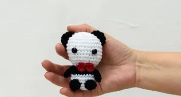 Chaveiro pandinha de gravata em amigurumi