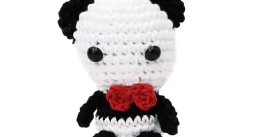 Chaveiro pandinha de gravata em amigurumi