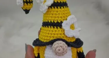 Mini Gnomo Em Crochê Abelha