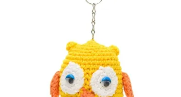 Chaveiro coruja amarela em amigurumi