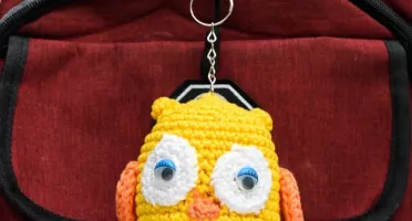 Chaveiro coruja amarela em amigurumi