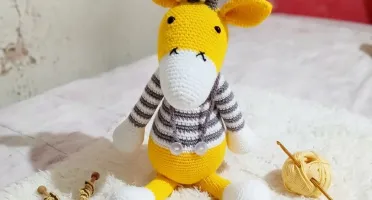 Girafa arco íris em crochê
