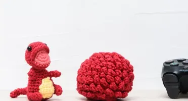 Ovo com filhote de dinossauro vermelho em amigurumi