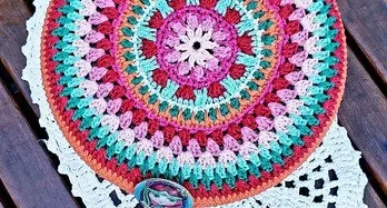 Capa de Banqueta Mandala Multicolorida em Crochê